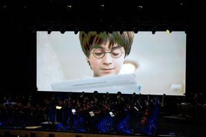 بیش از ۱۰۰ نوازنده موسیقی خاطره‌انگیز هری پاتر را زنده می‌نوازند