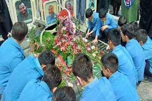 حضور دانش‌آموزان اصفهانی بر مزار سردار شهید زاهدی