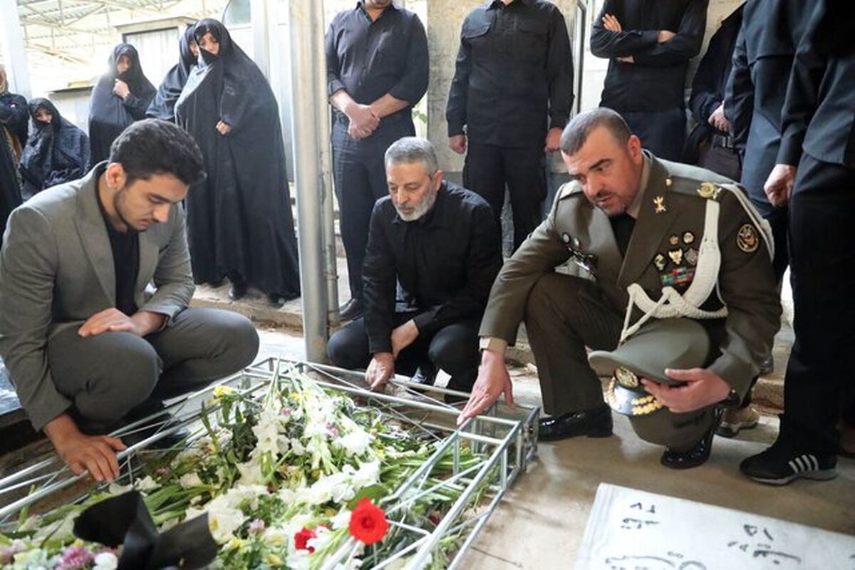 فرمانده کل ارتش بر مزار شهید سرتیپ دوم خلبان مصطفوی ادای احترام کرد