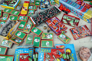 کشف بیش از ۲۰ هزار عدد مواد محترقه در شیراز 