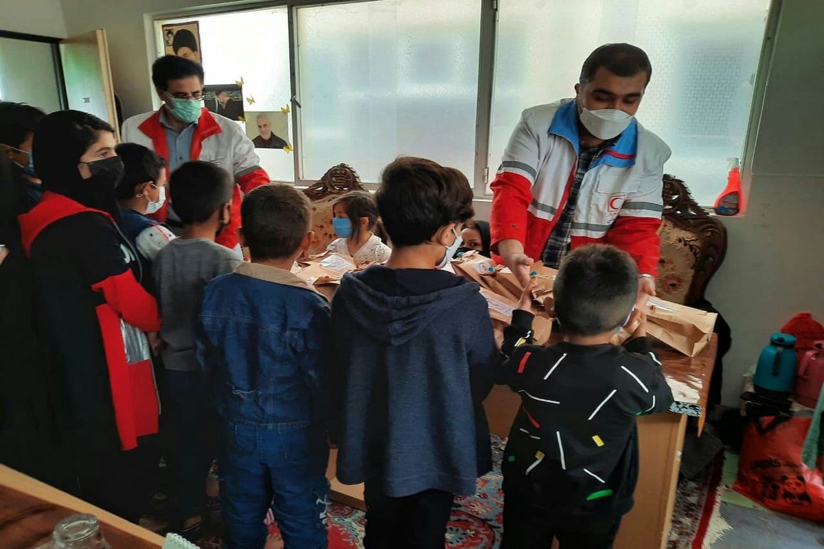 توزیع بسته به دانش آموزان اردبیلی