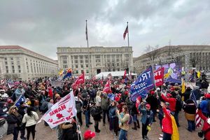 آغاز تجمع معترضان مسلح در مقابل کنگره‌های ایالتی آمریکا