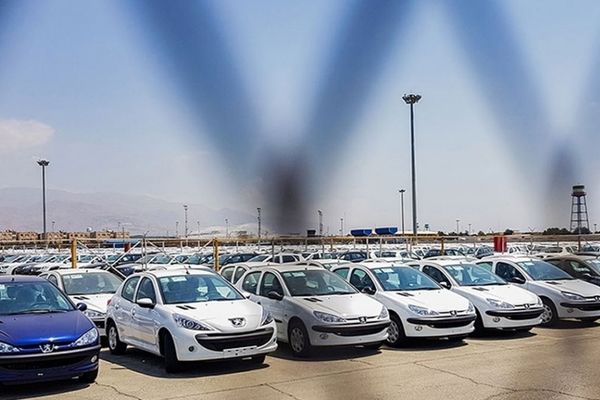 بازار خودرو در سایه ریزش قیمت ارز؛ آیا کاهش قیمت جدی در راه است؟ 