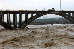 طغیان رودخانه آبنما در رودان /مفقود شدن پسربچه ی 12 ساله+فیلم