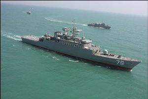 ناو آمریکایی پس از برخورد به یک کشتی تجاری در ساحل ژاپن در حال غرق شدن است