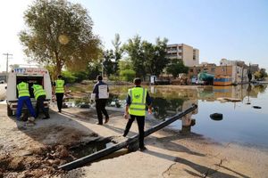 مهار پساب فاضلاب شرق اهواز توسط 5 اکیپ بحران آبفا اصفهان