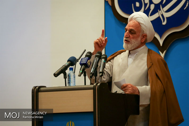 صحبتهای احمدی نژاد خلاف شرع و قانون است