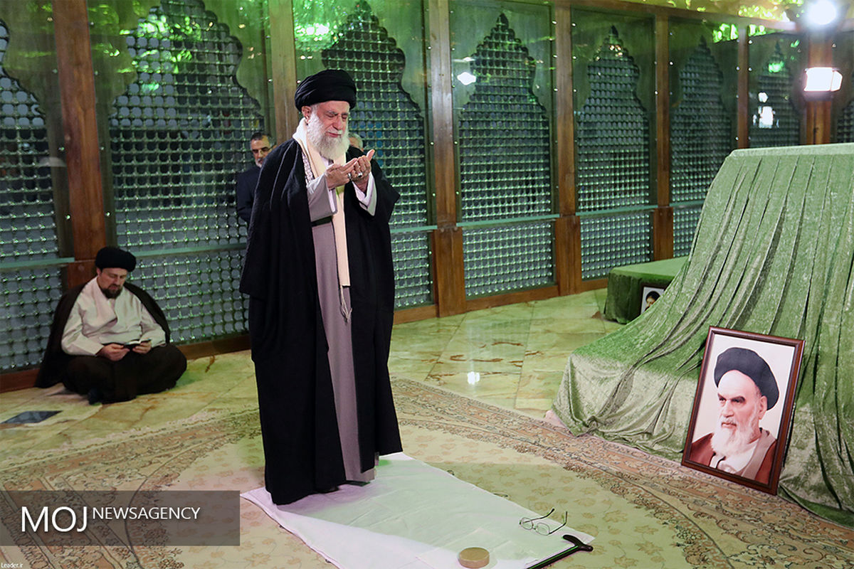حضور مقام معظم رهبری در مرقد امام خمینی(ره)