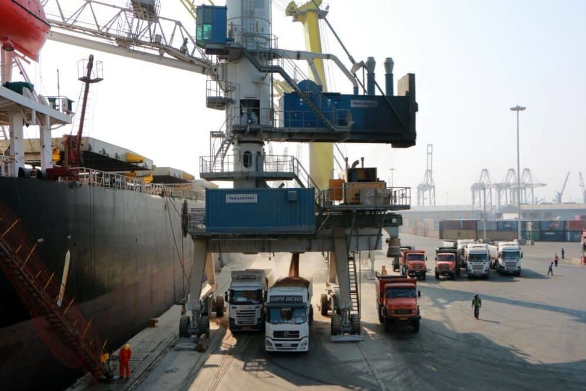  کشتی حامل کالای اساسی در بندر شهید رجایی 