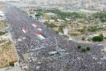 یمنی ها با شعار «ما در کنار غزه ایستاده‌ایم» تظاهرات کردند