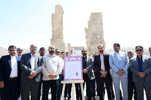 سند مالکیت مجموعه جهانی تخت جمشید رونمایی شد/
فارس اصلی‌ترین کانون تمدنی ایران فرهنگی است