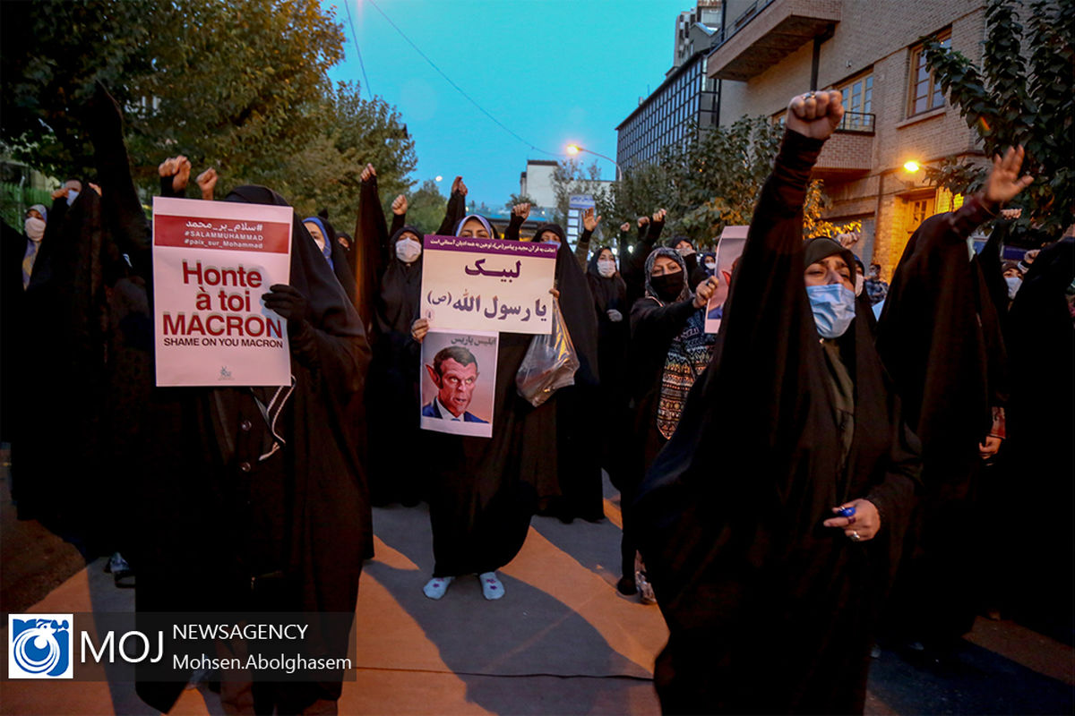 تجمع اعتراضی مردم مقابل سفارت فرانسه در تهران