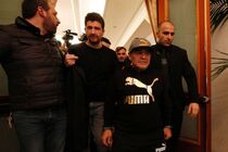 مارادونا همسفر بازیکنان ناپولی به مادرید شد/ پذیرایی خاص دلورنتیس از اسطوره باشگاه
