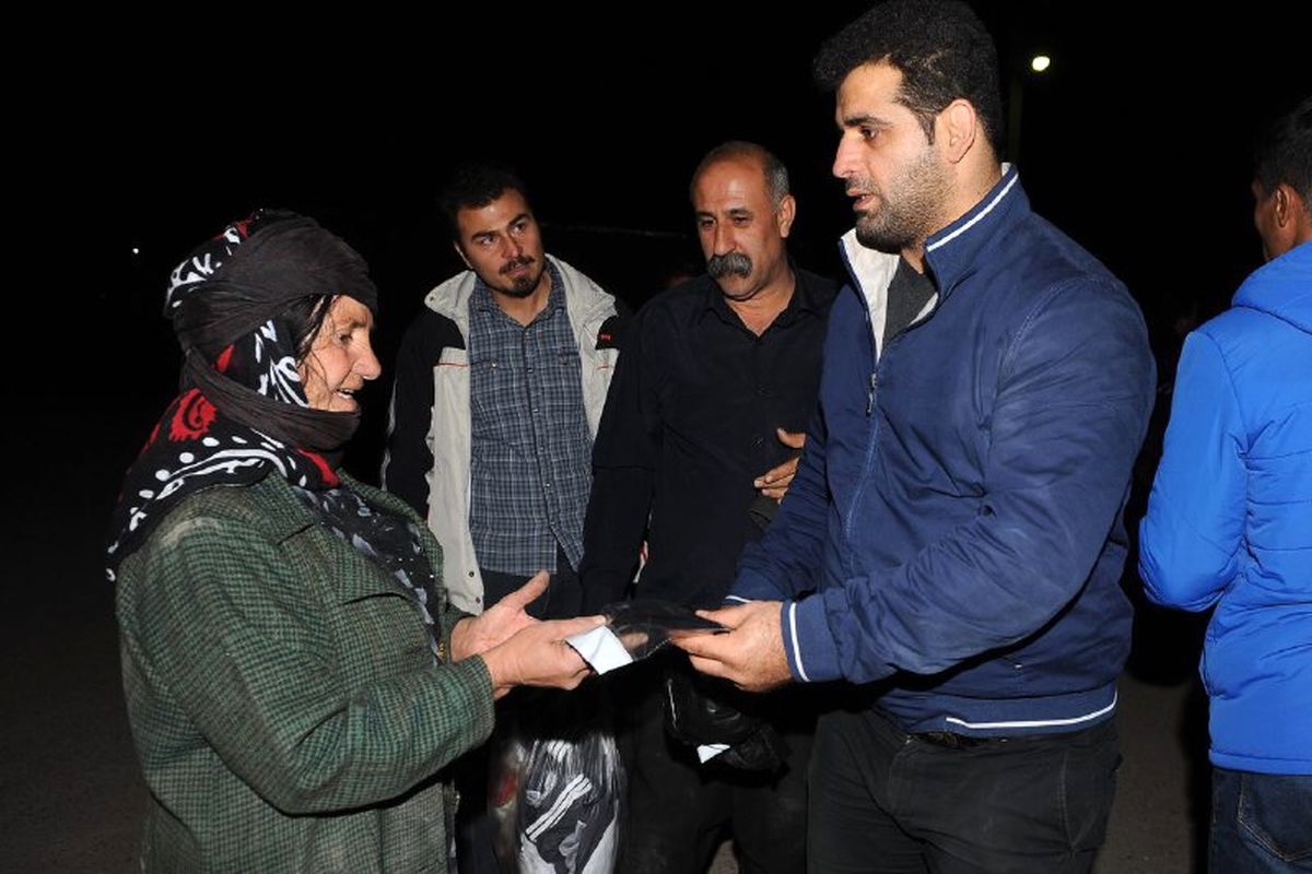 قاسم رضایی در میان زلزله زدگان کرمانشاه