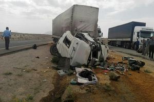 سه کشته در برخورد پژو با تانکر سوخت