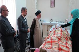 عیادت نماینده ولی فقیه از مادر سمنانی که 12 سال زندگی نباتی دارد