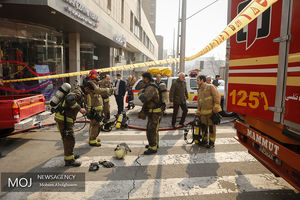 اطفای حریق ساختمان برق حرارتی وزارت نیرو همچنان ادامه دارد