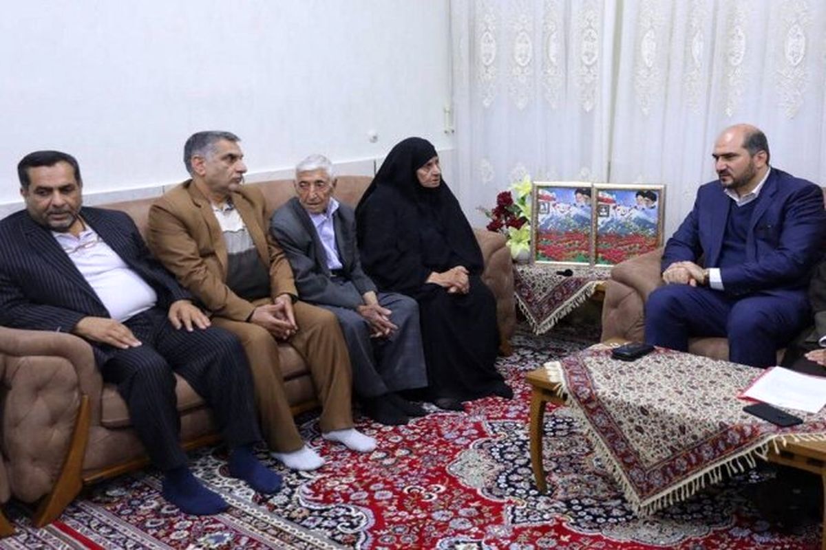 معاون اجرایی رئیس جمهور در دیدار با خانواده شهید