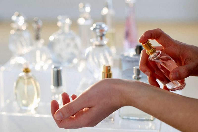 بهترین روش برای خرید عطر زنانه/ عطرهای راز آلود زنانه در جهان را بشناسید!