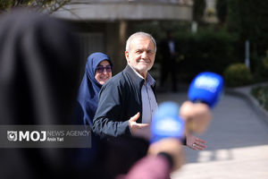 رئیس جمهور در حیاط دولت وعده گفت‌وگو پیرامون نرخ ارز را داد