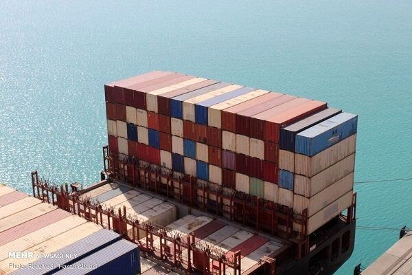 نخستین شناور کالای اساسی در بندر شهید رجایی پهلو گرفت