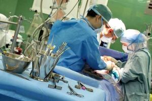 خارج کردن توده 5 کیلویی از شکم دختر بچه 9 ساله