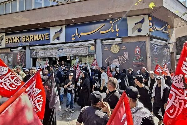 ارائه خدمت موکب بانک سرمایه به تشییع کنندگان امام شهید