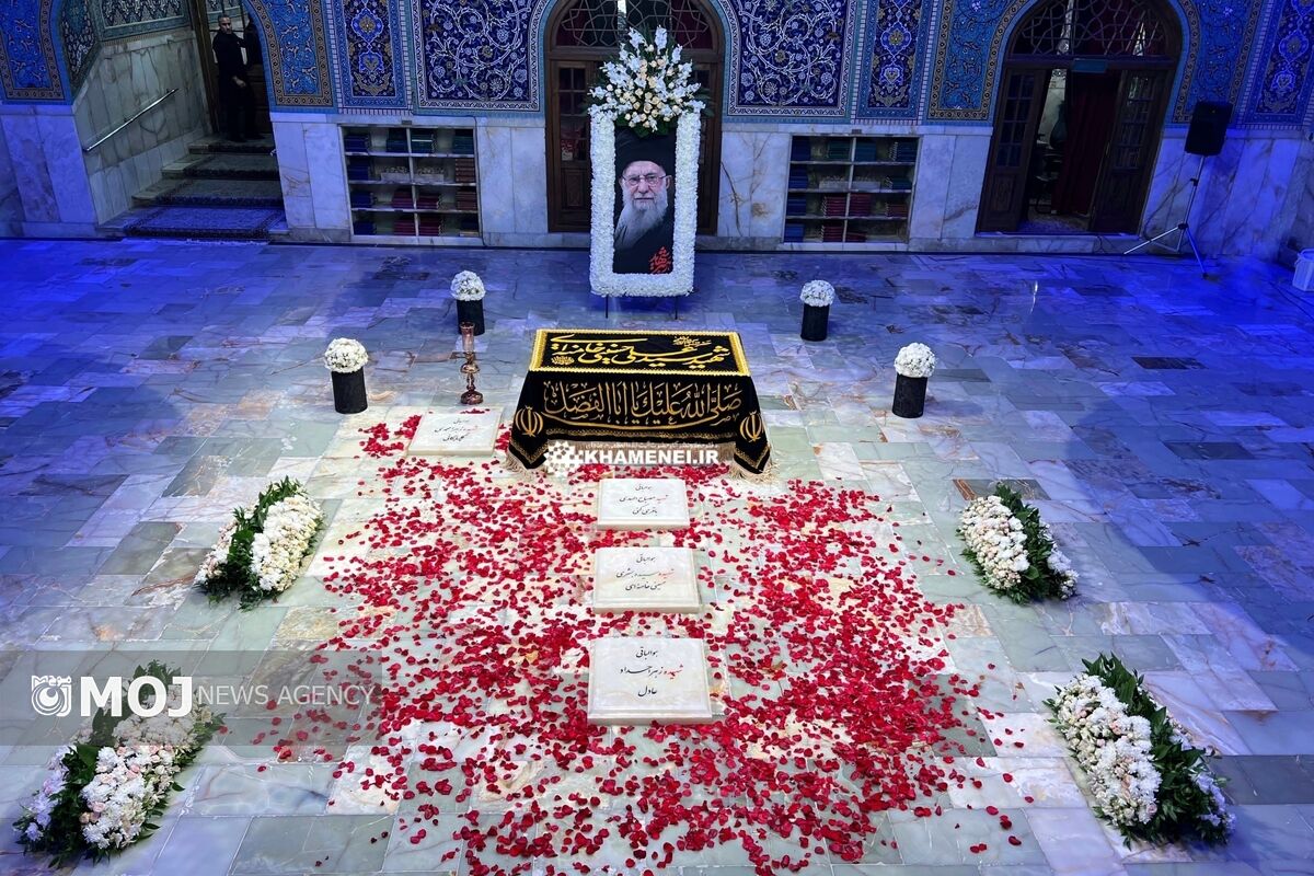 مزار رهبر شهید
