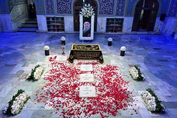 پیکر رهبر شهید در جوار روضه منوره رضوی آرام گرفت