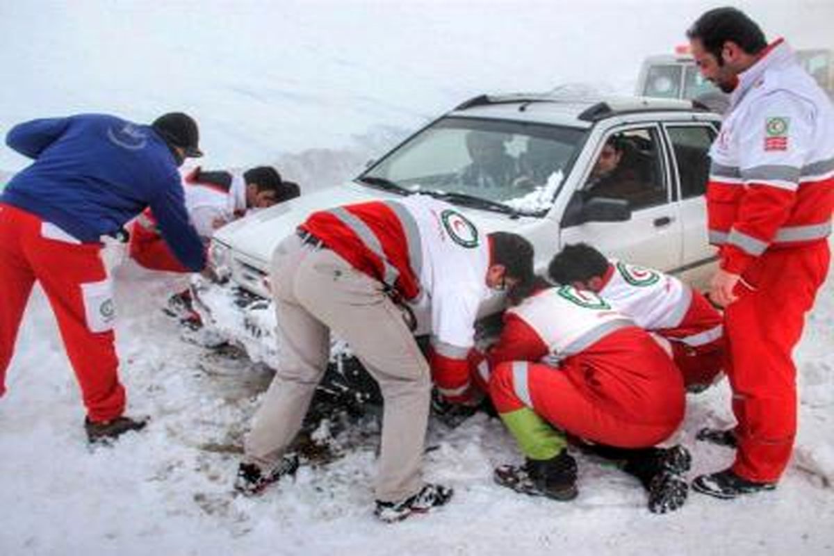 امداد رسانی به خودرو ها ی گرفتار در برف ییلاقات ماسال