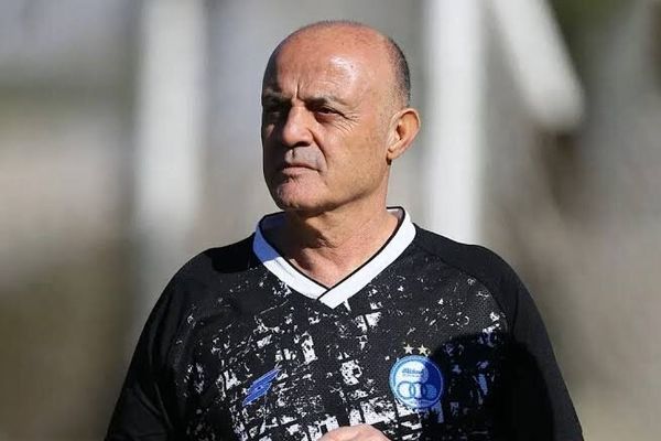 مربی استقلال در ایران ماندنی شد