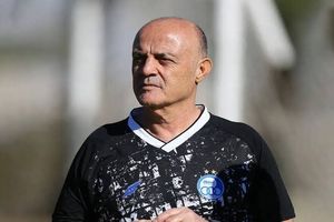 مربی استقلال در ایران ماندنی شد