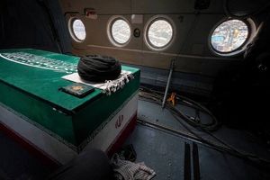 پرواز حامل پیکر مطهر رهبر شهید در فرودگاه مشهد به زمین نشست