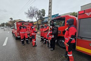 نجات راننده محبوس در خودرو پس از برخورد با تیر برق در بندرعباس