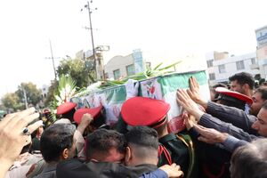 پیکر شهید محمدرضا کوشکی بر دستان مردم کرمانشاه تشییع شد+تصاویر