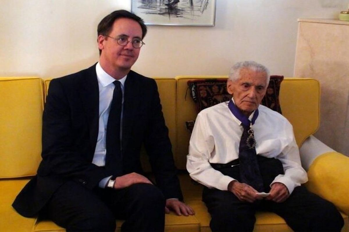 نشان کوماندور به احمد سمیعی توسط سفیر فرانسه در تهران