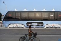 رونمایی از اتوبوسی که ترافیک را دور می‌زند + تصاویر