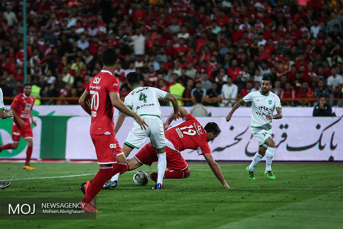 دیدار تیم های فوتبال پرسپولیس و ماشین سازی تبریز