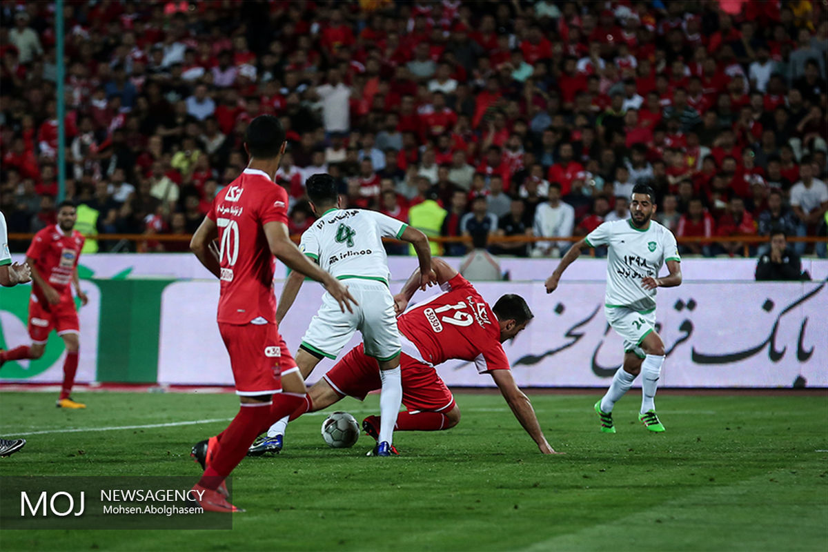 دیدار تیم های فوتبال پرسپولیس و ماشین سازی تبریز