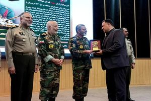 نشان فداکاری ارتش به پنج خانواده شهید اهدا شد