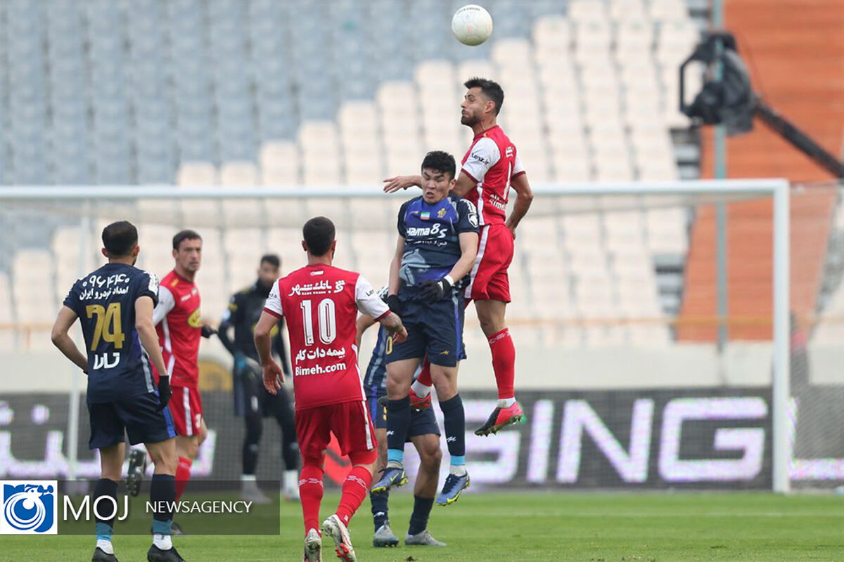 دیدار تیم‌ های فوتبال پرسپولیس و پیکان