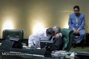 سیل بوسه های شادباش نوروز در صحن علنی مجلس