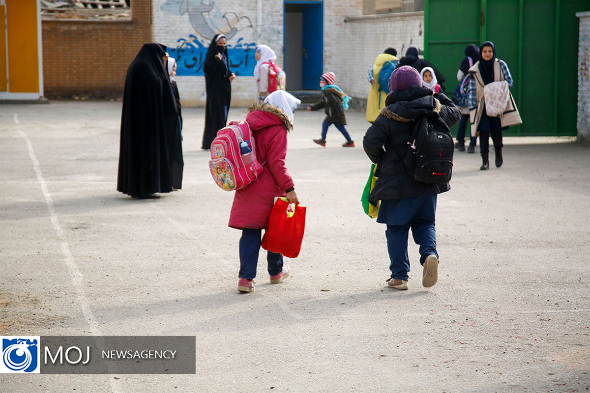 اهدا ۴٠٠ بسته میوه به دانش‌آموزان حاشیه شهر مشهد