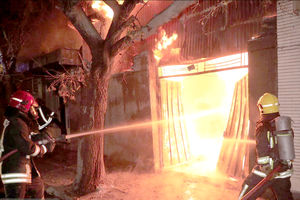 اطفای حریق مهیب در یک کارگاه تولید پوشاک مشهد