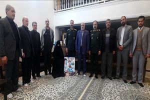 دیدار فرمانده سپاه استان قم با خانواده شهیدان زین الدین