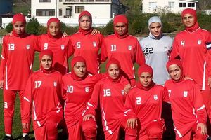 دیدار فوتبال ایران و روسیه با حضور تماشاگران زن