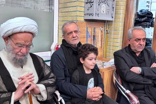 پزشکیان در جمع عزاداران عاشورای حسینی در تبریز حضور یافت