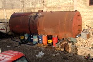 کشف 100هزار لیتر روغن موتور تقلبی از یک انبار متروکه در خمینی شهر 