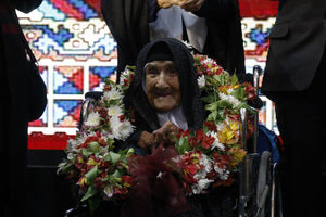 تجلیل از  پیرترین بانوی تولیدکننده صنایع دستی ایران