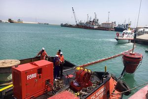 برگزاری مانور مقابله با آلودگی نفتی در بندر کیش